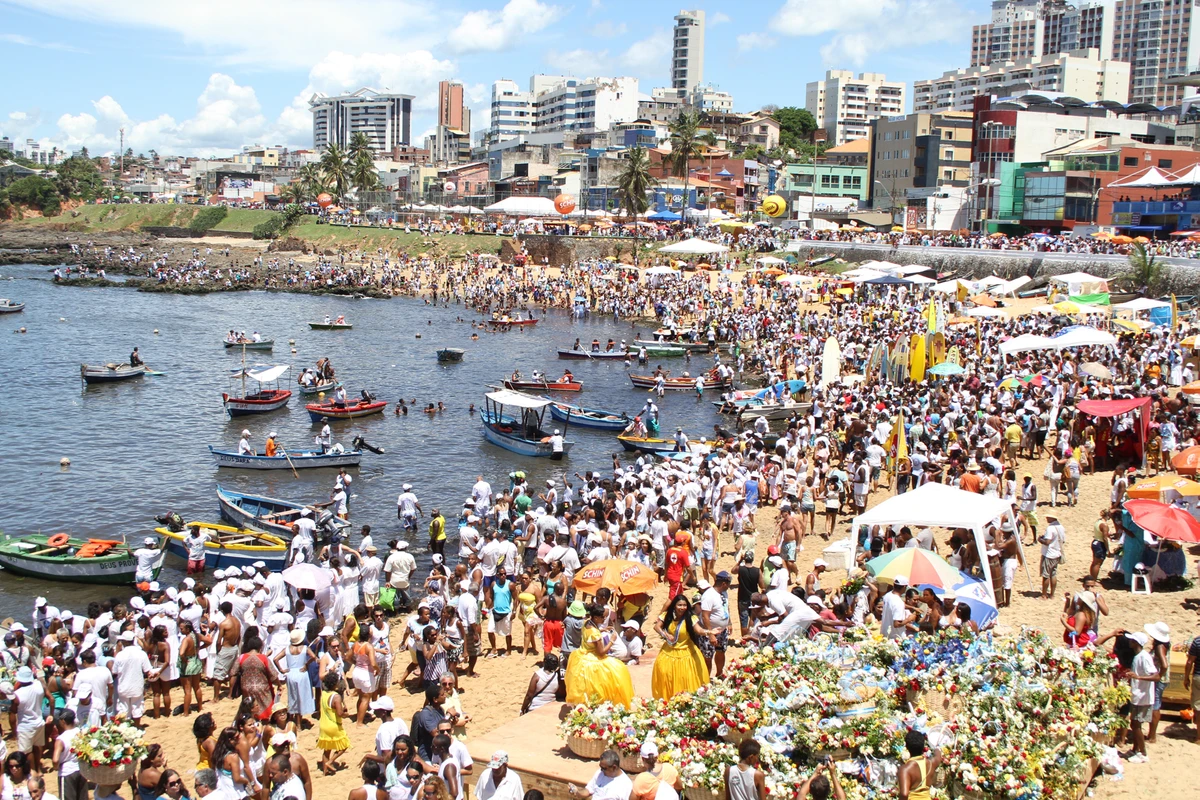 Devotos vão à praia no Dois de Fevereiro por Evandro Veiga/Arquivo CORREIO