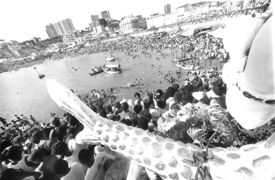Do alto, a festa no Rio Vermelho, em 1995 por Edson Ruiz/Arquivo CORREIO
