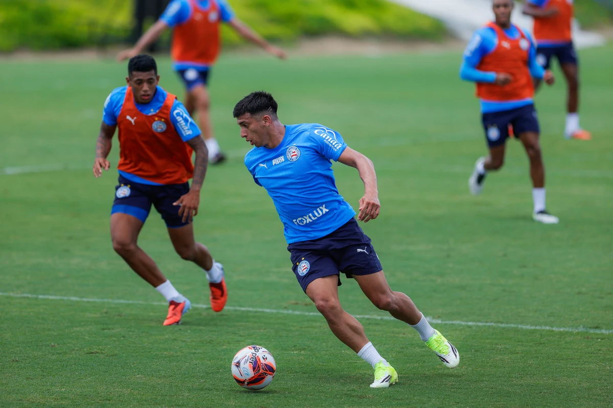 Elenco do Bahia treina em preparação para encarar o Porto-BA
