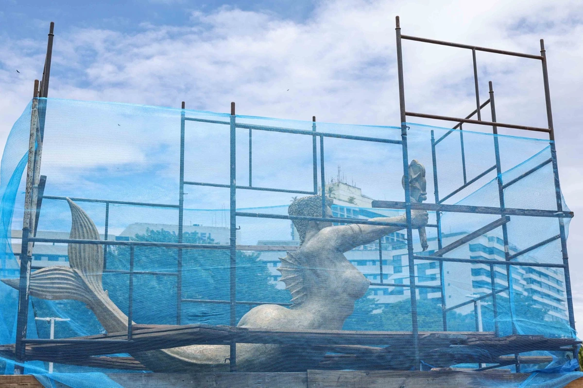 Escultura de Tatti Moreno fica instalada no Largo da Mariquita