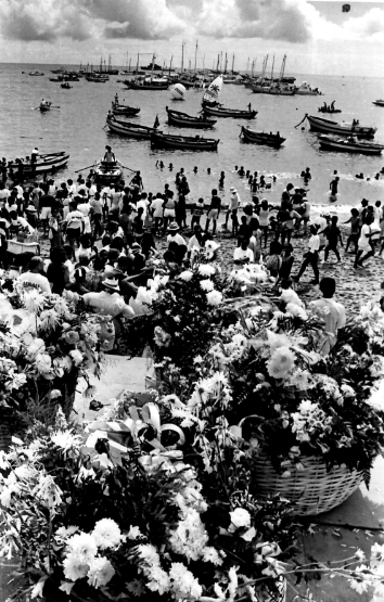 Flores para Iemanjá, 1994 por Claudionor Junior/Arquivo CORREIO