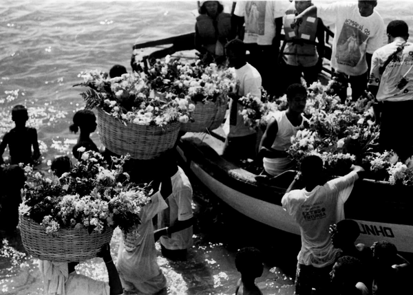 Flores para Iemanjá (1996) por Claudionor Junior/Arquivo CORREIO