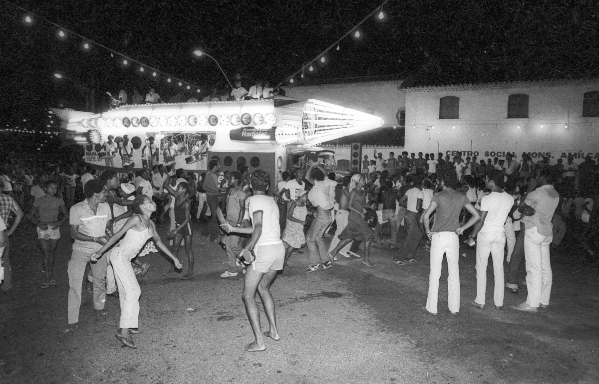 Folia para Iemanjá em 1980 por Hipolito Pereiro - Arquivo Correio