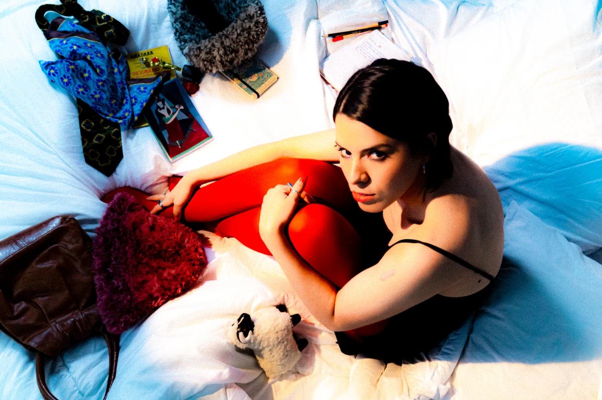 LOUISE estreia carreira solo com o single “Insônia”, um R&B notívago sobre paixão e ansiedade