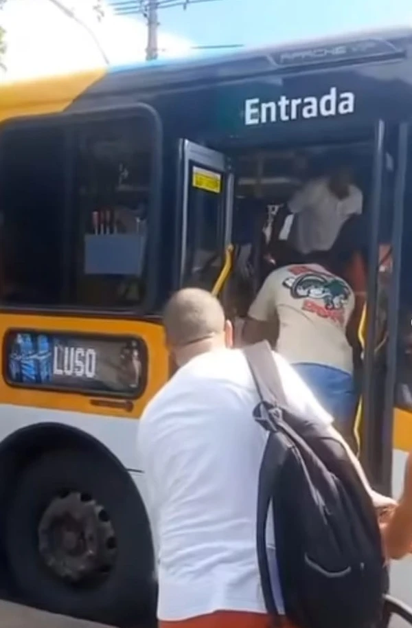 Motorista de ônibus sofre infarto em Salvador por Reprodução