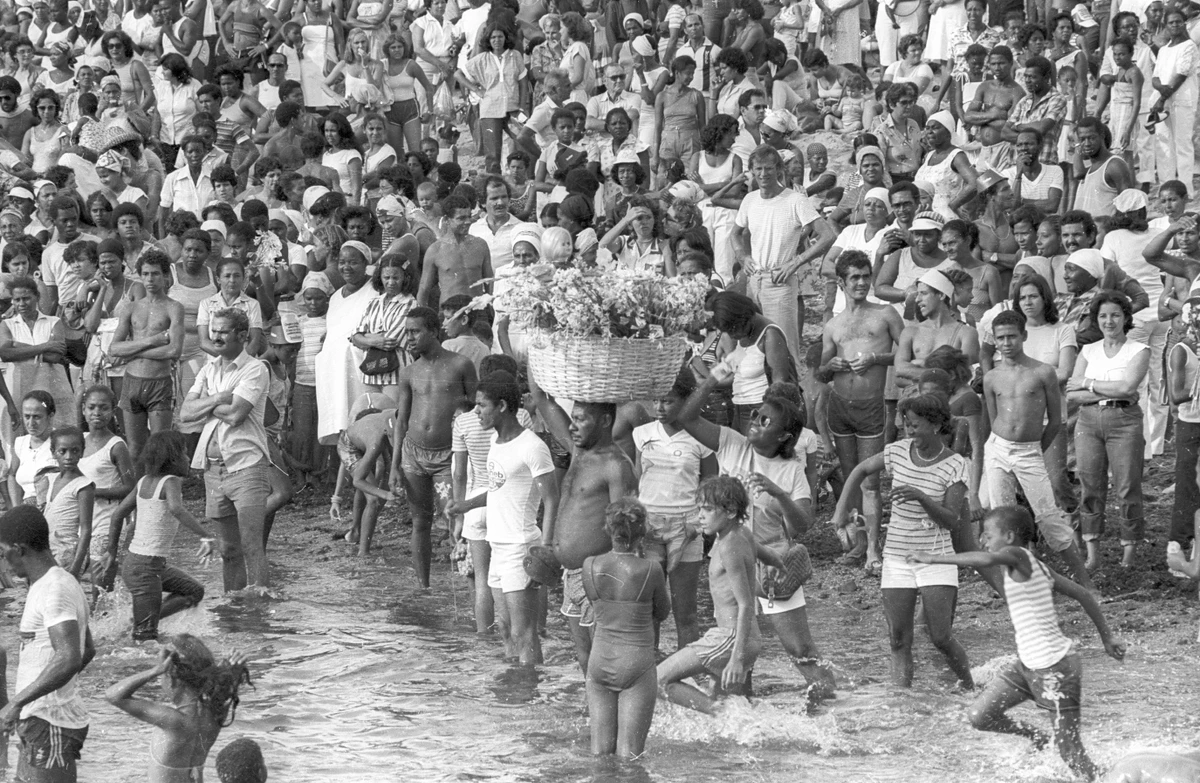 Multidão na praia em 1982 por Carlos Catela - Arquivo Correio