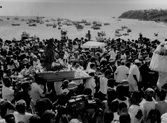 Multidão no 2 de fevereiro em 1996 por Claudionor Junior/Arquivo CORREIO