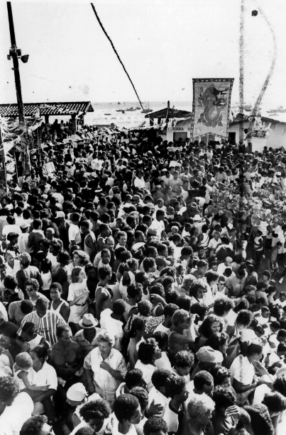 Multidão no Rio Vermelho em 1993 por Claudionor Junior/Arquivo CORREIO