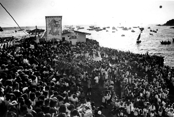 Multidão no Rio Vermelho em 1993 por Claudionor Junior/Arquivo CORREIO