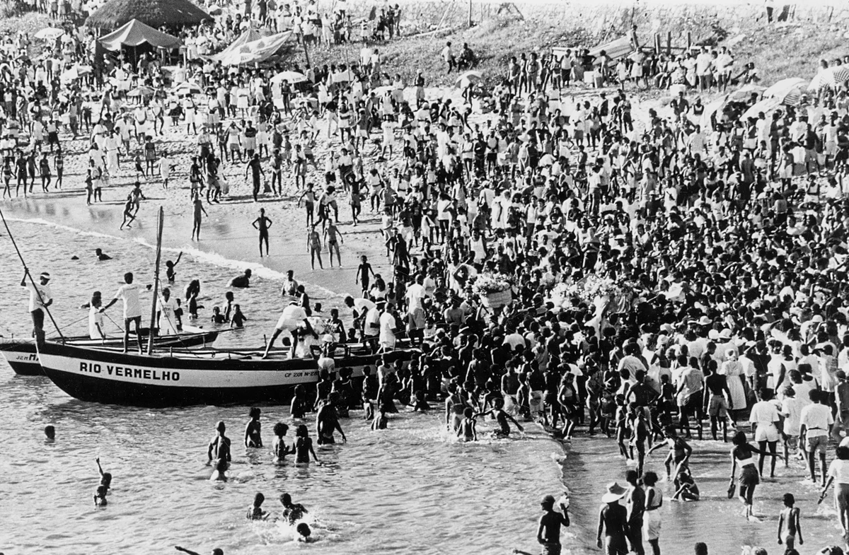 Multidão toma conta da praia (1993) por Claudionor Jr. - Arquivo Correio