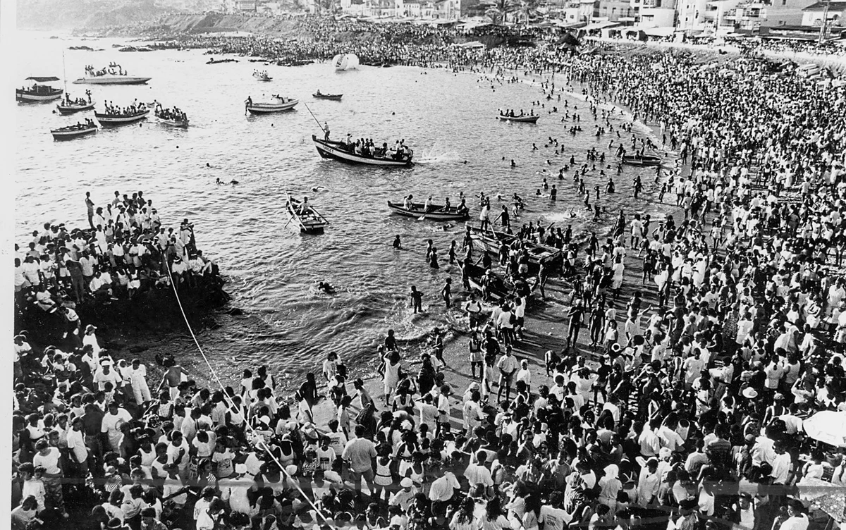 Multidão toma conta da praia (1993) por Claudionor Jr. - Arquivo Correio