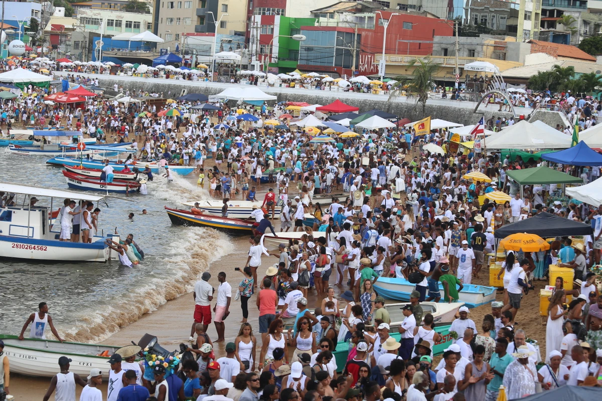 Praia cheia para festa de Iemanjá, em 2020 por Tiago Caldas/Arquivo CORREIO