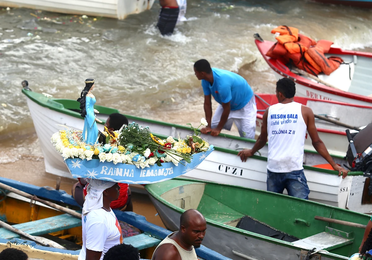 Presente sendo levado para barco em 2020 por Tiago Caldas/Arquivo CORREIO
