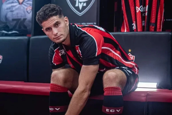 Rúben Rodrigues com a camisa do Vitória por Victor Ferreira/EC Vitória