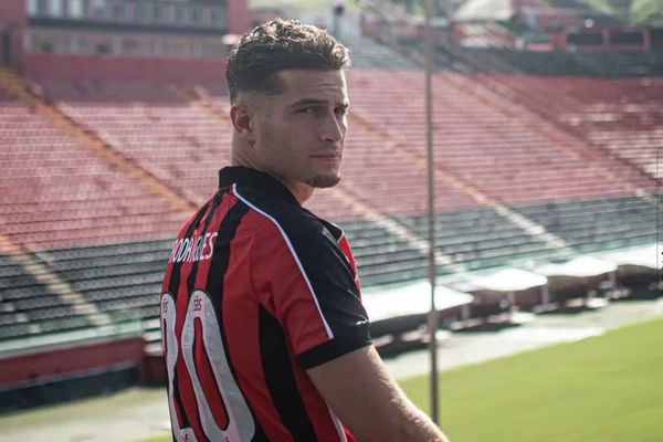 Rúben Rodrigues com a camisa do Vitória
