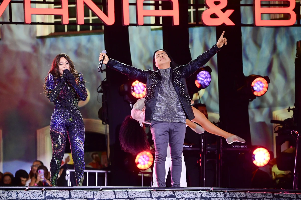 Silvânia troca cinco vezes de figurino e brilha em gravação com Berg no Pelourinho por Leo Franco/AgNews