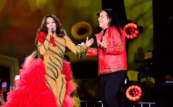 Silvânia troca cinco vezes de figurino e brilha em gravação com Berg no Pelourinho