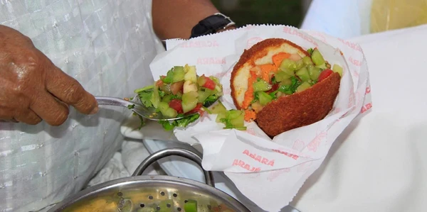 Siri catado no acarajé vira novidade em Salvador por Almiro Lopes