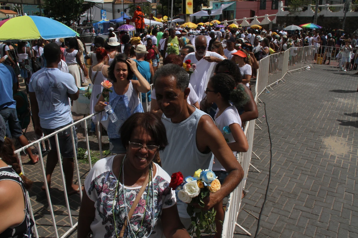 Todo mundo foi deixar suas flores como oferenda para Iemanjá por Evandro Veiga/Arquivo CORREIO