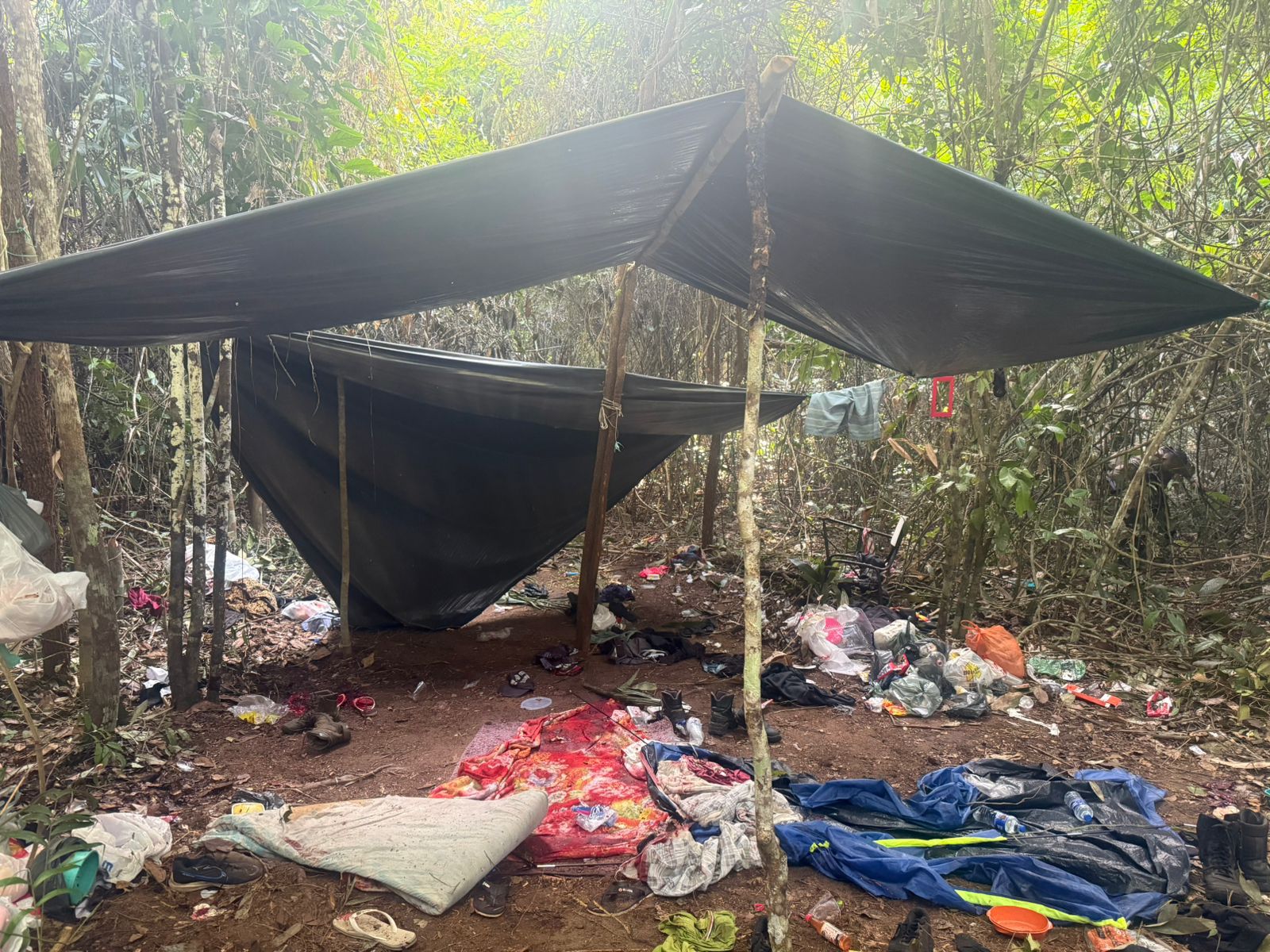 Traficantes do CV foram morto em esconderijo no meio da mata por Reprodução