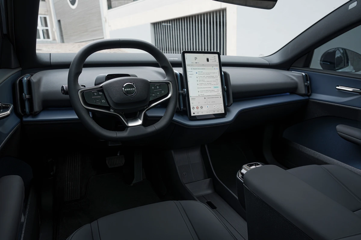 A cabine é minimalista e conta com sete airbags por Divulgação