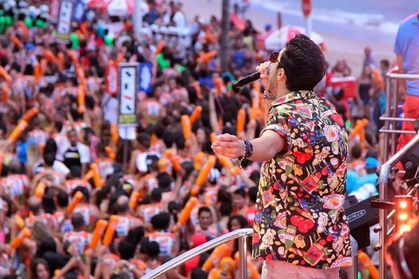 O bloco Fissura desfila na sexta e no sábado no circuito Dodô, comandado por Tomate. Os ingressos variam entre R$ 407 (sexta) e R$ 427 (sábado). O Fissura também oferece abadás VIP, que custam R$ 1.500 e R$ 1.700. Também há pacotes para os dois dias, que variam entre R$ 757 e R$ 3.200. Locais de venda: Central do Carnaval e Quero Abadá. por Reprodução/Quero Abadá