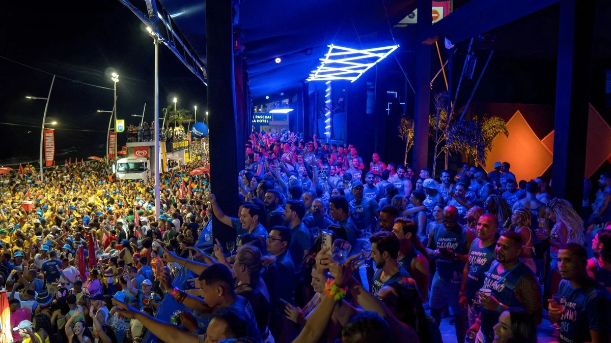 Pelo segundo ano no Carnaval soteropolitano, o Camarote Baiano estará localizado na Barra, no quarteirão onde fica o Hotel Monte Pascoal, incluindo o Centro de Convenções do hotel. O espaço funcionará durante os seis dias de festa, com 12 horas de música em cada dia. A grade de shows conta com Daniela Mercury, É O Tchan, Sambay, Bailinho de Quinta, Dubdogz Alinne Rosa e Márcia Freire. Os ingressos variam R$ 690 (unissex/segunda) e R$ 840 (unissex/quinta, domngo e terça). Há, também, pacotes para dois abadás, que custam entre R$ 1.180 (segunda) e R$ 1.530 (quinta, domingo e terça). Locais de venda: Central do Carnaval, Quero Abadá, Folia Bahia. por Reprodução/Quero Abadá