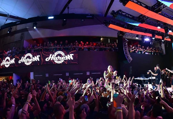 Com uma grade de atrações composta predominantemente por artistas de Axé, o camarote Harém com serviço de bares e alimentação premium durante as 12 horas de cada noite. No Carnaval 2026, o Soho, junto com outras casas do grupo, será o grande parceiro do Camarote Harém, oferecendo um novo conceito de buffet no Carnaval de Salvador.Também oferece um mirante exclusivo de 180 graus e acesso exclusivo e tranquilo sem passar pela rua onde desfilam os trios. Passarão pelo espaço: Carlinhos Brown, Jau, Psirico, Peixe, Batifun, Timbalada e Armandinho, Dodô e Osmar.Os ingressos variam de R$ 1.019 (unissex/terça) a R$ 1.359 (unissex/segunda). Os foliões também têm a opção de comprar pacotes com dois abadás, com valores que variam entre R$ 1.698 (quinta e terça) e R$ 2.498 (sábado). Locais de venda: Central do Carnaval, Quero Abadá, Folia Bahia. por Reprodução/Quero Abadá