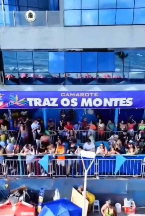 Chegando em 2026 ao seu quarto ano, o camarote Traz os Montes está localizado no Farol Praia Center, no início do circuito Barra-Ondina. O camarote funciona de 14h a 1h, com praça de alimentação variada e open bar até 00h. No serviço de open bar, os foliões terão acesso a Heineken e Amstel, água, refrigerante e vodka. Os ingressos custam R$ 299 (quinta, sexta, segunda e terça) e R$ 399 (sábado e domingo). Locais de venda: Central do Carnaval, Folia Bahia. por Reprodução/Instagram
