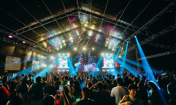 Com mais de 60 horas de música em dois palcos ao longo de seis dias, além de dois mirantes, o Camarote Villa conta com serviços open bar, open food, espaços de beleza e SPA. O espaço é destaque com atrações de sertanejo e música eletrônica. Na line-up, estão confirmados nomes como Jorge e Mateus (que farão no camarote seus últimos shows antes de uma pausa na carreira), Nattan, Henry Freitas, Zé Vaqueiro e Menos é Mais. Bell Marques, Ivete Sangalo, Timbalada, Léo Santana e Xanddy Harmonia são os representantes do axé e do pagode baiano na programação.Os acessos ao Villa variam de R$ 1.300 (feminino/quinta) a R$ 2.640 (masculino/domingo). O camarote funciona de quinta a terça. Local de vendas: Central do Carnaval, Quero Abadá, Folia Bahia. por Reprodução/Quero Abadá