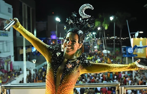 O bloco Vem Comigo, sob o comando de Carla Cristina, desfila na segunda-feira, no circuito Dodô. Os abadás são vendidos por R$ 250. Locais de venda: Central do Carnaval, Quero Abadá e Folia Bahia. por Reprodução/Quero Abadá