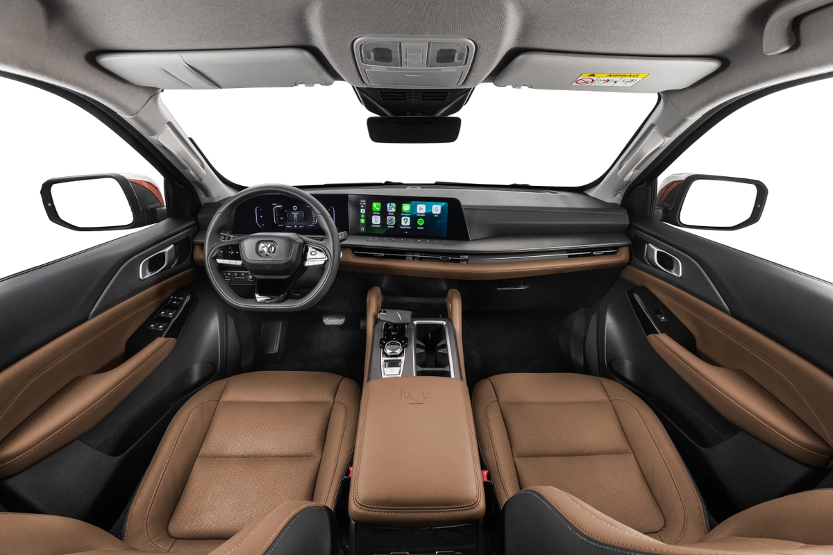 A cor do interior varia de acordo com a versão. A picape tem seis airbags e a central multimídia tem 12,3 polegadas por Divulgação