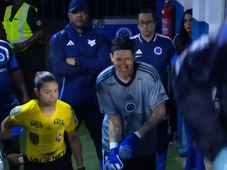 Imagem - Emergência no banheiro? Cássio deixa campo por quatro minutos e paralisa jogo do Cruzeiro