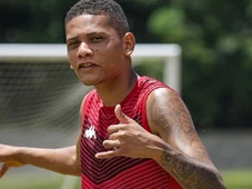 Imagem - Volante com passagem pelo Vitória passa por cirugia após sofrer lesão grave