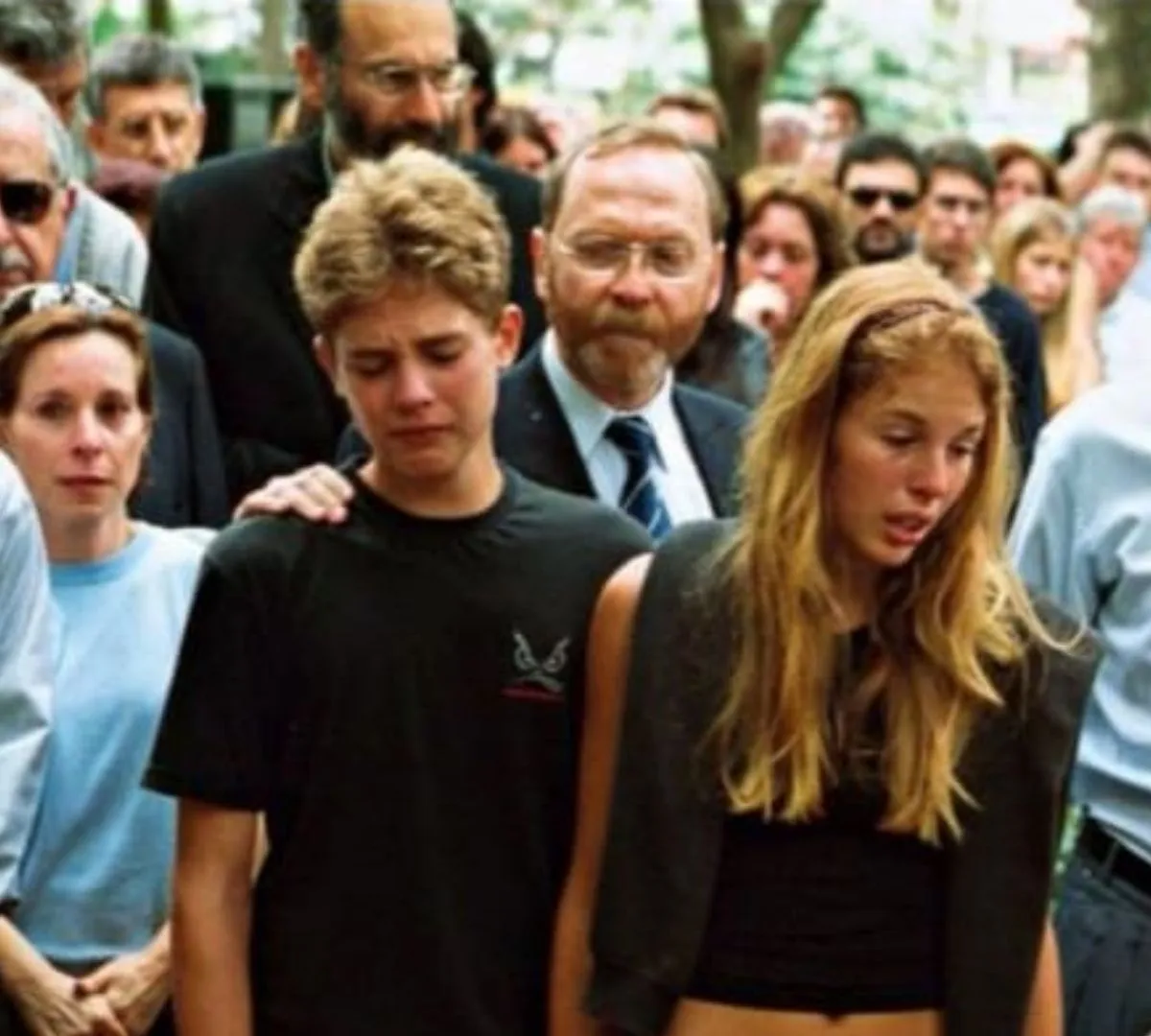 Andreas e Suzane no enterro dos pais por Reprodução