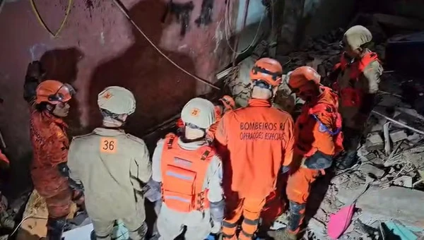 Desabamento deixou uma mulher morta por Divulgação/CBMERJ
