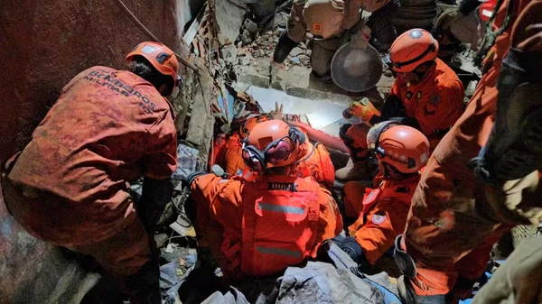 Desabamento deixou uma mulher morta por Divulgação/CBMERJ