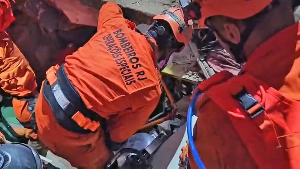 Desabamento deixou uma mulher morta por Divulgação/CBMERJ