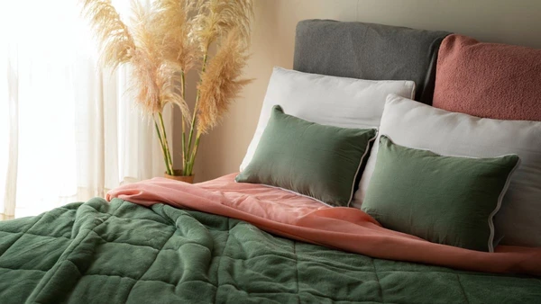 Descubra os riscos de acumular microrganismos na sua roupa de cama favorita