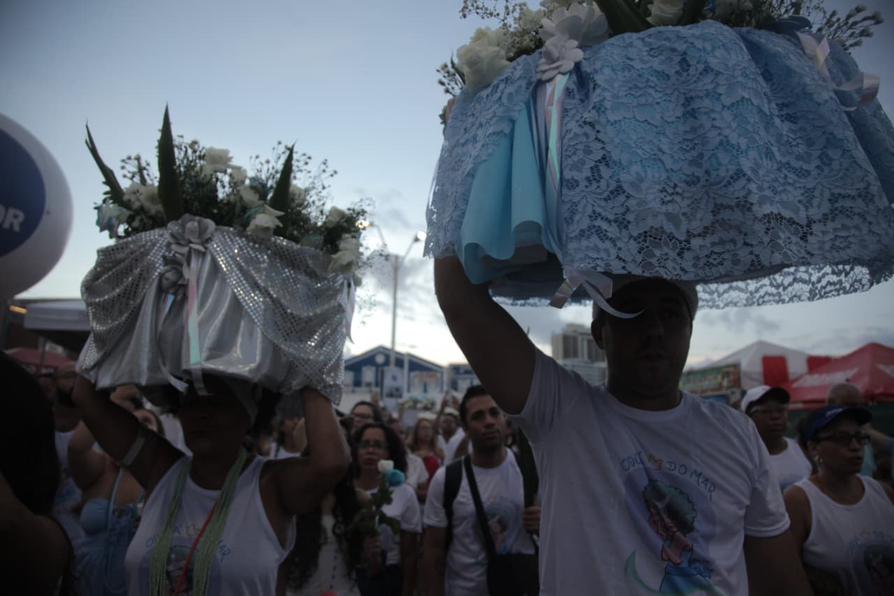 Dois de fevereiro levou multidão ao Rio Vermelho para homenagear Iemanjá por Sora Maia/CORREIO