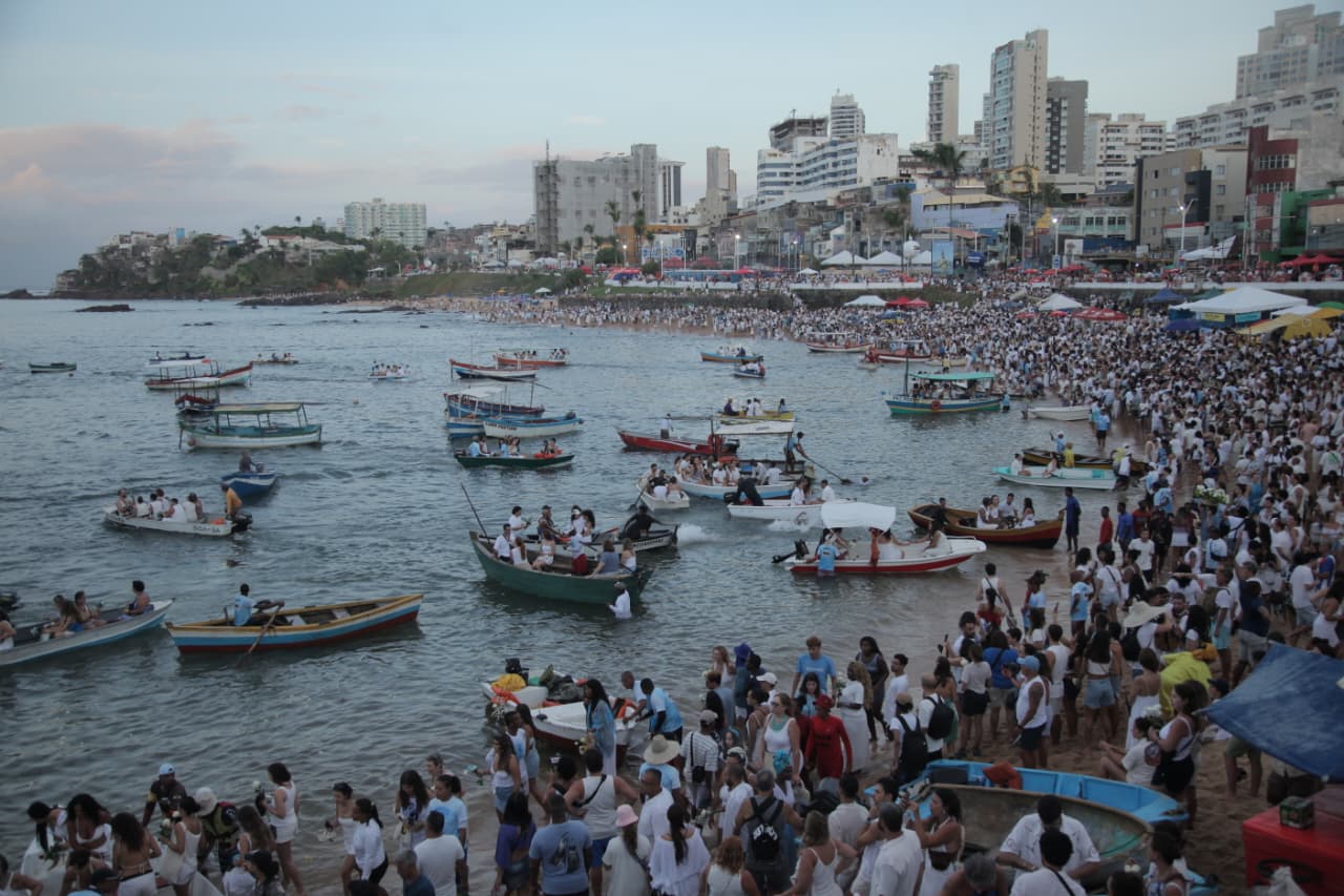 Dois de fevereiro levou multidão ao Rio Vermelho para homenagear Iemanjá por Sora Maia/CORREIO