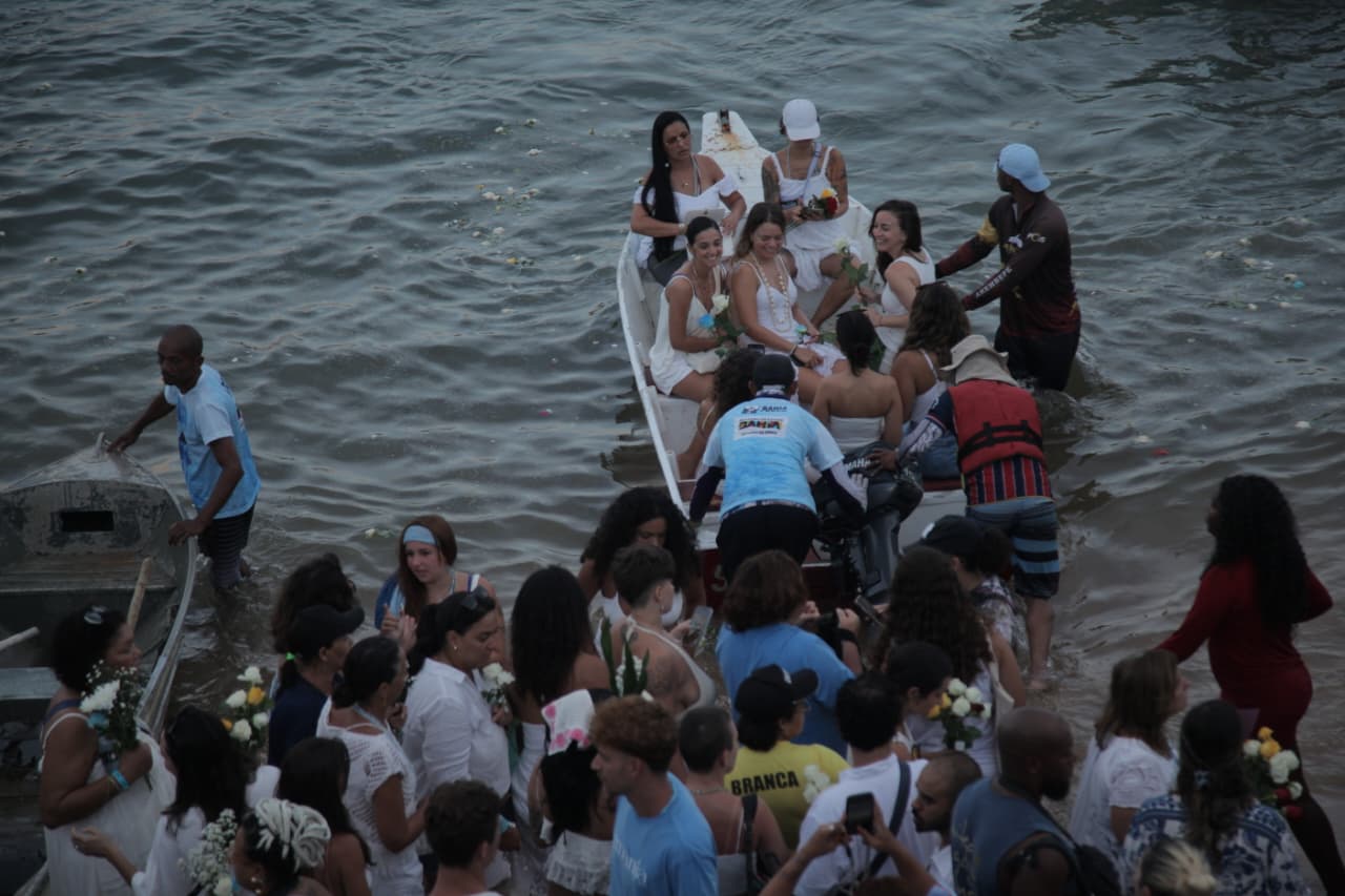 Dois de fevereiro levou multidão ao Rio Vermelho para homenagear Iemanjá por Sora Maia/CORREIO