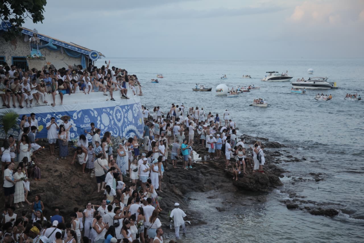 Dois de fevereiro levou multidão ao Rio Vermelho para homenagear Iemanjá por Sora Maia/CORREIO