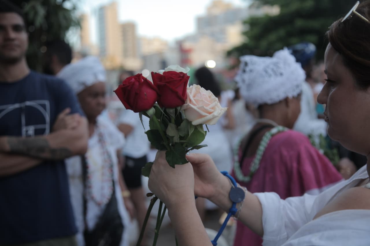 Dois de fevereiro levou multidão ao Rio Vermelho para homenagear Iemanjá por Sora Maia/CORREIO