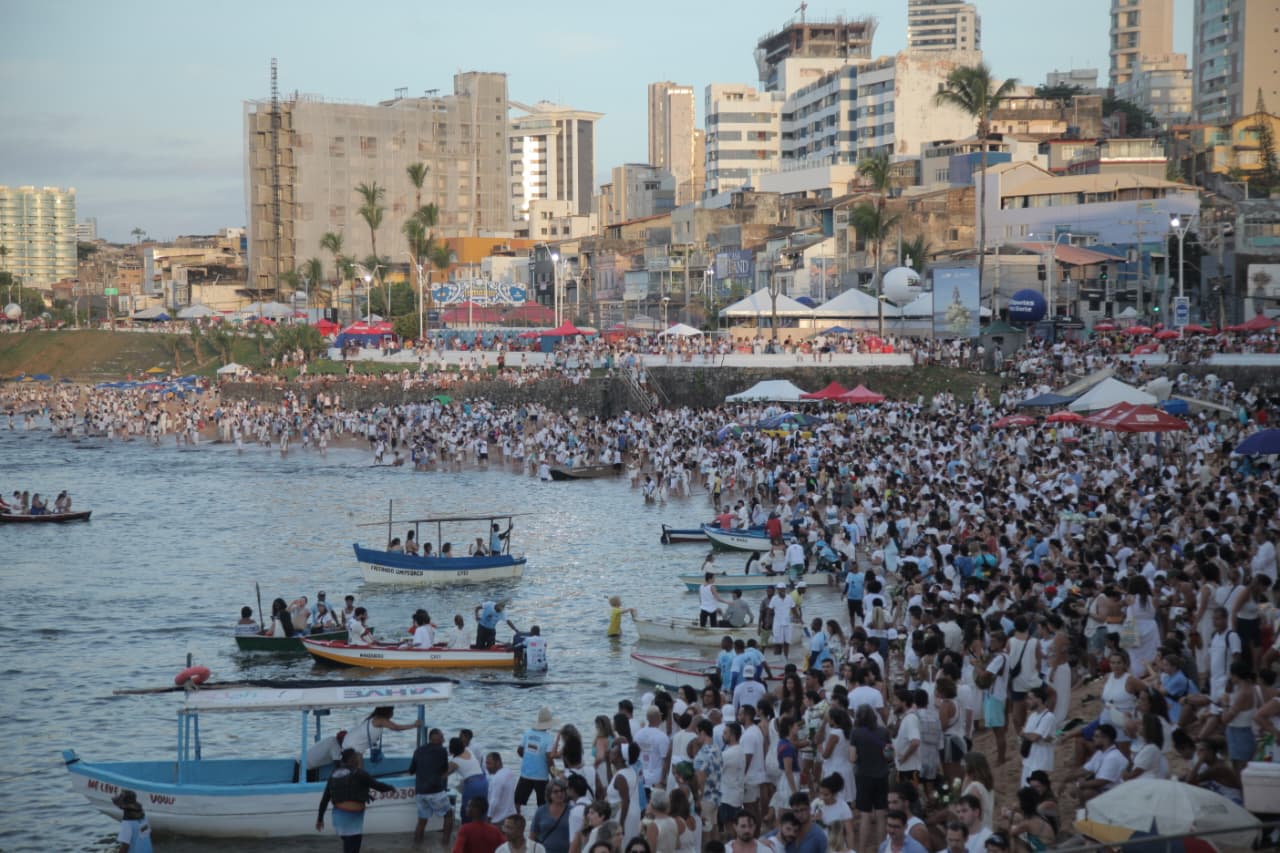Dois de fevereiro levou multidão ao Rio Vermelho para homenagear Iemanjá por Sora Maia/CORREIO