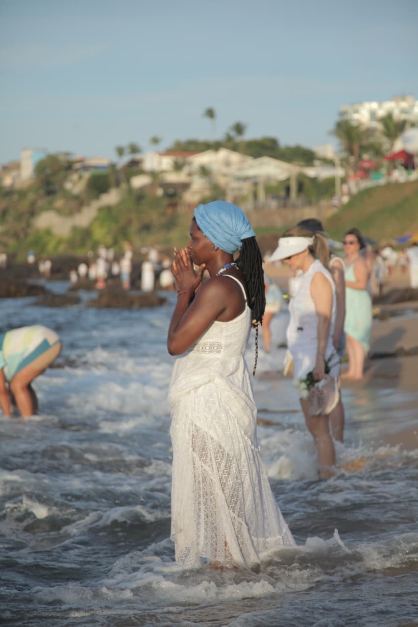 Dois de fevereiro levou multidão ao Rio Vermelho para homenagear Iemanjá por Sora Maia/CORREIO