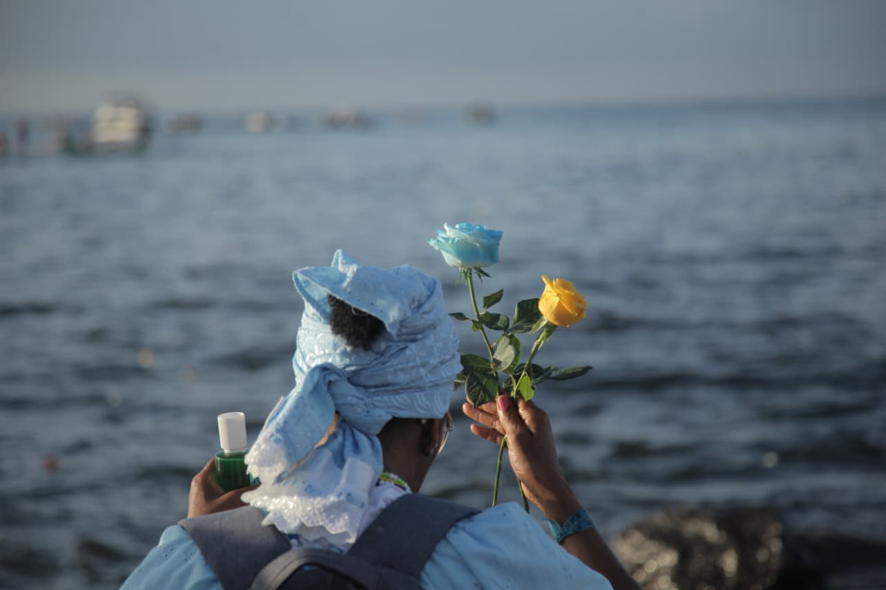 Dois de fevereiro levou multidão ao Rio Vermelho para homenagear Iemanjá por Sora Maia/CORREIO