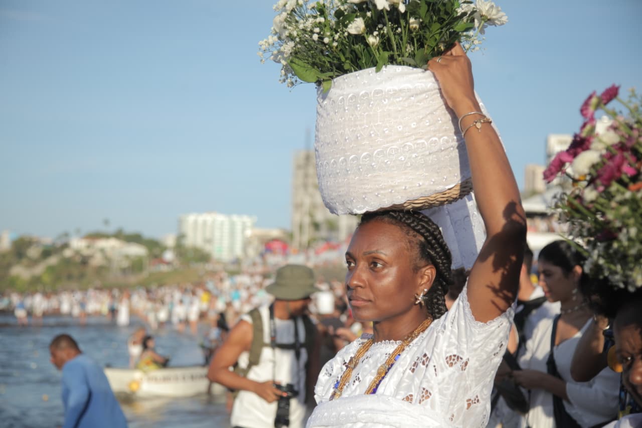 Dois de fevereiro levou multidão ao Rio Vermelho para homenagear Iemanjá por Sora Maia/CORREIO