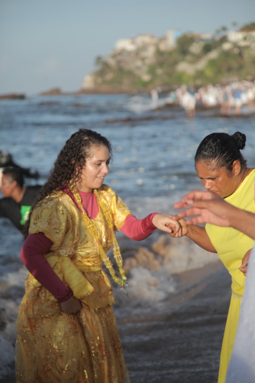 Dois de fevereiro levou multidão ao Rio Vermelho para homenagear Iemanjá por Sora Maia/CORREIO