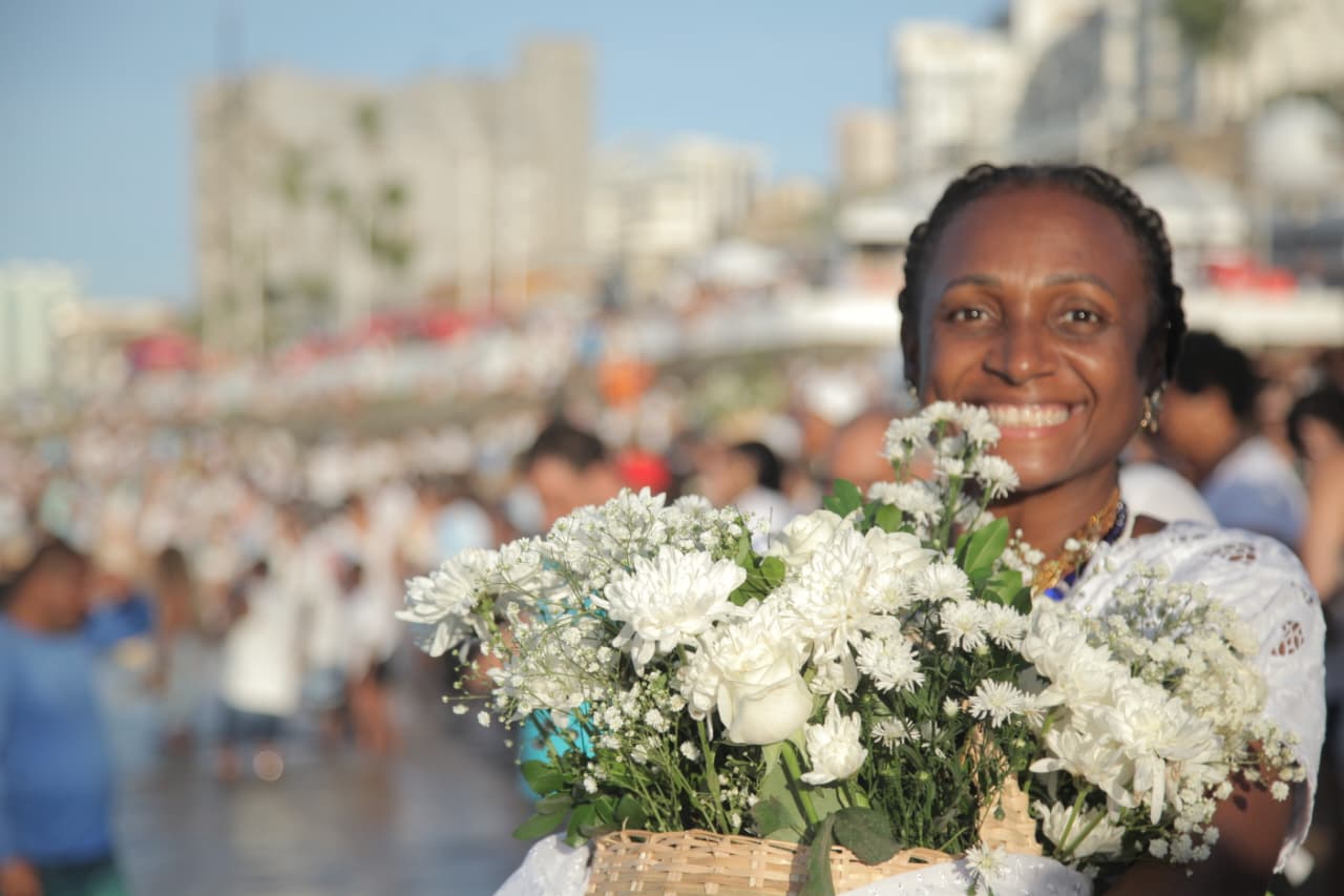 Dois de fevereiro levou multidão ao Rio Vermelho para homenagear Iemanjá por Sora Maia/CORREIO